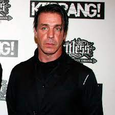 Kiepenheuer & witsch is giving away till lindemann's new poetry collection 100 gedichte and mike oldfield im schaukelstuhl by werner lindemann. Till Lindemann Nach Behandlung Auf Intensivstation Meldet Er Sich Zu Wort Gala De