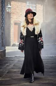 Elizabeth polly gray es la matriarca de la familia shelby, y la tesorera de la banda criminal de birmingham, los peaky blinders. Costuming Polly Gray From Peaky Blinders Red Shoes Red Wine