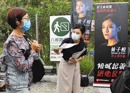 黃子悅去年參與民主派「35+初選」，與其他46名泛民人士被控串謀顛覆國家政權罪，現正還押。站在犯人欄的她和丈夫於庭上以眼神手勢交流。 案件押後至5月24日再訊。 案件編號：kcfs 500029/2020、kcfs 59/2021 é¦™æ¸¯ã®ç«‹æ³•ä¼šé¸æŒ™ ç«‹å€™è£œå±Šã'å‡ºå§‹ã¾ã‚‹ æ°'ä¸»æ´¾å´ã¯å–æ¶ˆ è³‡æ ¼å‰å¥ªã‚'æ‡¸å¿µ æ±äº¬æ–°èž Tokyo Web