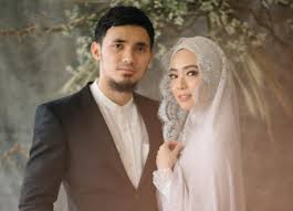 Saya merasa tidak punya hak lagi untuk memiliki sebuah niat baik, keinginan, cinta, dan cita saya karena selalu dinilai negatif (oleh orang tua saya). Cantiknya Lindswell Kwok Kenakan Gaun Pengantin Syari Karya Dua Desainer Tabloidbintang Com