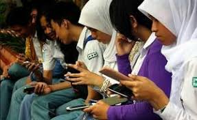Mahasiswa seharusnya memiliki performa tubuh yang tinggi dan akan sulit untuk dicapai jika memiliki masalah tidur. Tim Jurnalistik Man 1 Kota Bekasi Dampak Positif Dan Negatif Handphone Bagi Pelajar Dampak Positif 1 Mempermudah Komunikasisudah Menjadi Rahasia Umum Bahwa Handphone Dapat Digunakan Untuk Sms Menelepon Dan Menerima Panggilan