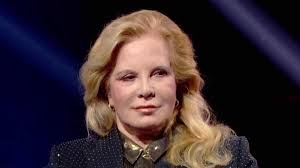 David hallyday parle de la famille vartan et de ses parents johnny et sylvie. Sylvie Vartan La Mere De David Hallyday Cet Accident L A Totalement Defigure