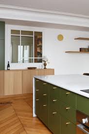 Cuisine Verte Avec Poignees En Laiton Et Verriere Blanche Facade Cuisine Cuisines Design Art Deco Moderne