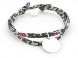 Le bracelet en tissu est le bracelet événementiel le plus souvent gardé en souvenir d'un événement. Bracelet Liberty Pour Femme Avec Medaille En Argent Grave Et Tissu