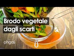 Ricetta del brodo vegetale fatto in casa e di stagione. Brodo Vegetale Fatto In Casa Con Gli Scarti Delle Verdure Youtube