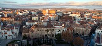 Valladolid es la capital de castilla y león y a principios del siglo xvii fue la capital de españa durante cinco años. File Valladolid Ricardo Blazquez Visita La Torre Sur De La Catedral 10 19169822978 Cropped Jpg Wikipedia