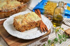 Cand clocoteste apa se aseaza cu grija aluatul in forma de palma si se lasa la fiert 8 minute pentru consitenta al dente. Budinca De Paste Cu Ragu Retete Culinare By Teo S Kitchen