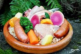 Mettre la choucroute, les viandes, les saucisses de montbéliard et les après 2h30 de cuisson, ajoutez les pommes de terre entières. Potee Lorraine A Ma Facon Plats Reconfortants Alimentation Recette Haricot