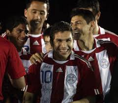Hace poco más de 10 años, al ex delantero del américa de méxico y la selección paraguaya le dispararon en la cabeza en el baño del bar y estuvo. Salvador Cabanas Recibio Un Homenaje De La Seleccion Y De Los Aficionados Marca Com