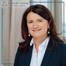 UNSER TEAM STELLT SICH VOR 📚 Direktorin Karin Maier 🍀 "Ich bin eine  Optimistin mit Realitätssinn, die ihre Lebensaufgabe darin sieht,  festgefahrene Systeme zu erkennen, um sie begeistert, humorvoll und  kompetent aufzulockern