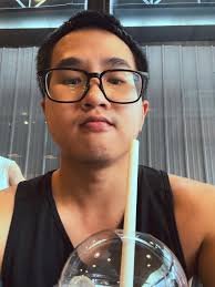 Ngồi cà phê nghe tiếng suối chảy ào ào, tiếng chim rừng kêu cúc koo cúc koo  thích dã man. Quán khá rộng. Rất nhiều chỗ ngồi dọc theo con suối. Quán