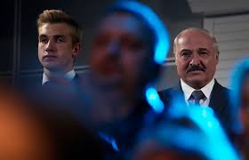 Старший сын президента виктор александрович лукашенко, кстати, очень похож на отца, традиционно коля лукашенко моментально стал главной темой в разговорах белорусов. Oppoziciya Trebuet Vyyasnit Kak 15 Letnemu Synu Lukashenko Dali Avtomat