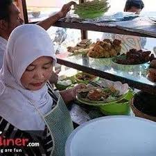 Warung nasi pecel mbak toety ini terletak di jalan bhayangkara nomor 12, mergelo, miji, prajurit kulon, mojokerto. Khas Nasi Pecel Bu Tutik Home Facebook