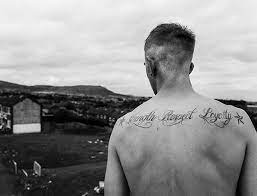 Philippe bas mecs tatoués homme barbu beaux gosses noir et blanc barbus acteurs charisme beaux garçons. Eine Generation Zwischen Friedensabkommen Und Brexit Der Alltag Von Jugendlichen In Belfast Kehrer Verlag