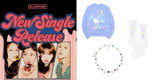 Monatelang hatten fans beider acts ein einen gemeinsamen song gewartet und nun ist die katze endlich aus dem sack. Blackpink And Selena Gomez Just Dropped Their New Collab Merch And Korean Fans Want In Koreaboo
