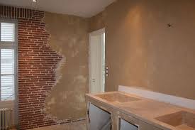 Realisation D Un Mur Aspect Vieilli Avec Fausses Briques Anciennes Et Enduits A La Chaux Passe De Maniere Aleatoire Afin Fausse Brique Enduit A La Chaux Brique