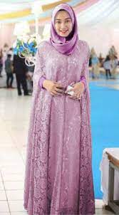 Dress brokat yang dipadukan dengan beberapa aksesoris dengan warna senada pastinya. Gamis Brokat Pesta Renita Kaftan Terbaru Ungu Jpg 530 960 Model Pakaian Wanita Model Pakaian Hijab