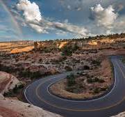 Viagem de carro pelas cidades nas montanhas do Colorado ...