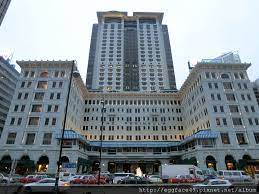 半島酒店的 gaddi's 吉地士，上年尾米芝蓮放榜，終於打破悶局，首次拿下一粒星，總算還這間老店一個遲來的公道。 他的足跡踏遍港九高級酒店，但未曾到半島，就讓他見識一下。 「我第一次嚟. é¦™æ¸¯ä½å®¿ é¦™æ¸¯äººçš„é©•å‚² åŠå³¶é…'åº— 90é€±å¹´ èžåˆèˆŠå¹´ä»£é­…åŠ›å'Œç¾ä»£å¥¢è¯ é æ±è²´å©¦ çš„å‚³å¥‡ Peninsula Hong Kong ä¸‹åˆèŒ¶ Spa Felix è›‹å¯¶è¶´è¶´go ç—žå®¢é‚¦