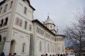 Biserica cu hramul sfinţii împăraţi constantin şi elena din oraşul chişinău a fost zidită din piatră la 1777, pe vârf de deal, la poalele căruia curge râul bâc. Biserica Sfintii Imparati Constantin Si Elena Falticeni Stil Vechi