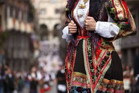 Tutte le curiosità che non osavi chiedere sui tradizionali costumi sardi –  ITALIA DA VIVERE