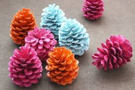 Bir Etkinlik Icin Kozalak Nasil Boyanir Painted Pinecones Pine Cone Crafts Cones Crafts