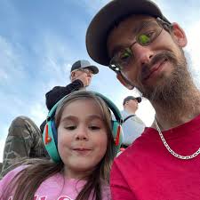 Who can help me get a custom paint made for dirt late models?