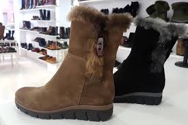 Rechaza el tópico gastado de que los looks más elegantes dependen de un buen tacón, y revoluciona tu armario con los zapatos bajos de mujer más innovadores. Nathalie Piel Rebajas Unas Buenas Botas O Botines Facebook