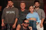 Además de nacer el mismo día, formaron un dúo y se lanzaron como cantantes al mismo tiempo. La Voz Kids 2021 Mau Y Ricky Son Gemelos Ellos Revelan La Verdad Gluc Mx