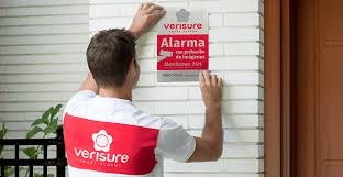 Cartelería preventiva en ambientes domésticos: Una flecha fotoluminiscente de ruta de evacuación en un pasillo oscuro, mostrando cómo la señal brilla en la ausencia de luz para guiar a la salida.