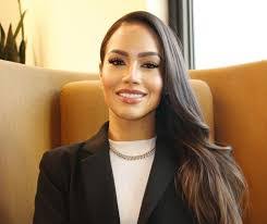 Kris Stephens's Instagram, Twitter & Facebook