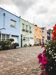 Les Plus Jolies Mews De Londres A La Decouverte Des Rues Colorees En 2020 Londres Rue Sans Abris
