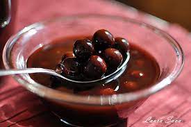 Visine 1 kg sau capsuni, coacaze, afine, zmeura, etc., zahar 400 g, apa 250 ml, alcool dublu rafinat 200 ml optional. Visinata Retete Culinare Cu Laura Sava Cele Mai Bune Retete Pentru Intreaga Familie