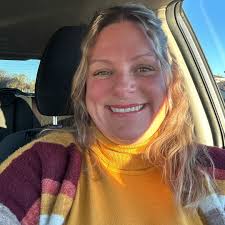 Texas Roadhouse servers help with spill