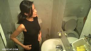 매우 흥미 진진합니다! 한국교회 화장실 몰카, 젊고 예쁜 여자들 반바지에 생리하고 핏자국 닦고 - 인색 한 고양이