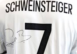 In welcher häufigkeit wird die schweinsteiger puppe voraussichtlich eingesetzt? Schweinsteiger Em Trikot United Charity Auktionen Fur Kinder In Not