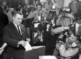 Van wikipedia, de gratis encyclopedie. Lech Walesa Leader Of Solidarity Pl S 1st Post Communist President