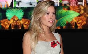 Todos sabemos que la relación entre luis miguel y su hija michelle salas no ha sido nada fácil; Michelle Salas Presume Su Abdomen De Acero En Instagram