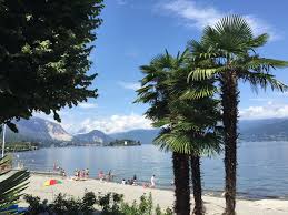 Questo incantevole borgo lacustre conta circa cinquemila abitanti ed è situato in un contesto paesaggistico senza pari: Beach At Stresa Lago Maggiore Italien Urlaub Urlaub Urlaub Planen