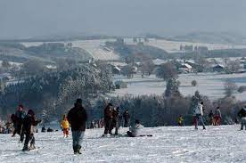 It has a ski area comprising 3 pistes (350, 700 and 1,000 metres long), which open for less than 20 days a year. Interdiction D Acces Au Site De La Baraque De Fraiture Et Aux Hautes Fagnes Le Soir Plus