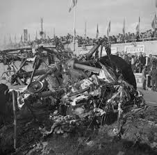 Il y a trois cent mille spectateurs. 84 Morts Sur Le Coup 140 Blesses La Plus Grande Catastrophe Du Sport Auto En Images Et En Temoignage Argus Nc