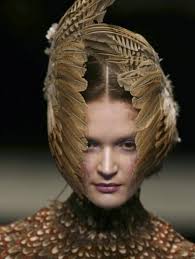 ✨ HABLEMOS DE MODA ✨ ​Los tocados de la Colección FW06 de Alexander McQueen  son creaciones de Phillip Treacy y Shaun Keane en colaboración con McQueen  y se inspiraron en el tema