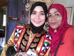 Memiliki lengan pendek, pakaian ini dipasangkan dengan kain sarung yang. Pelamin Bajau Samah Tradisional Halaman Utama Facebook