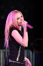 Lady Singer With Pink Hair And Swarovski Crystal Microphone Avril Lavigne Photos Pink Hair Singer