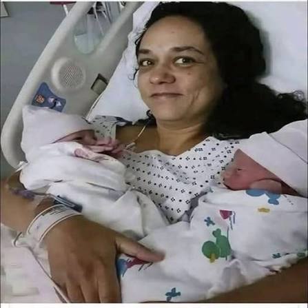 Caderno - Mulher de 58 anos dá à luz a gêmeos, e descobriu-se que tinham as mesm... Ver mais | Facebook