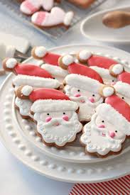 Weihnachtsmann Platzchen Selber Backen Und Mit Glasur Verzieren Leichte Rezepte Fur Weihnachtsg Platzchen Verzieren Zuckerplatzchen Dekorieren Verzierte Kekse