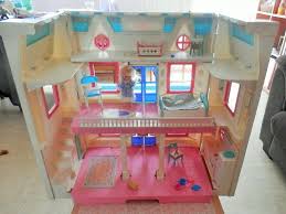 Belle Et Grande Maison De Poupee Fisher Price Elle Date Des Annees 90 Elle Est Pliable Pratique Pour Le Range Grande Maison De Poupee Maison De Poupee Maison