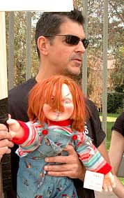 Killerpuppe chucky und seine beste freundin, das ebenfalls verpuppte serienkillergroupie tiffany, haben das leben als puppen redlich satt und planen ihre. Chucky Wikipedia