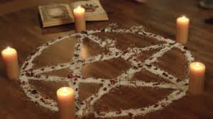 Risultati immagini per NELLA STANZA DI UNA MAGA