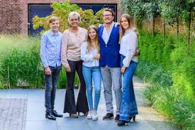 Geef een reactie reactie annuleren. Eloise Van Oranje Straalt Als Fashion Queen Op Social Media